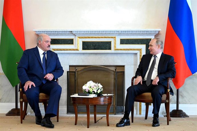Archivo - Los presidentes de Bielorrusia y Rusia, Alexander Lukashenko y Vladimir Putin.