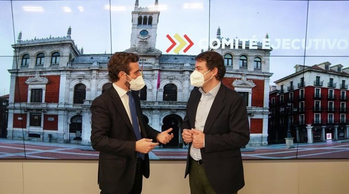 El líder del PP, Pablo Casado, preside la reunión del Comité Ejecutivo Nacional del PP, al que asiste el presidente de Castilla y León y candidato a la reelección, Alfonso Fernández Mañueco.
