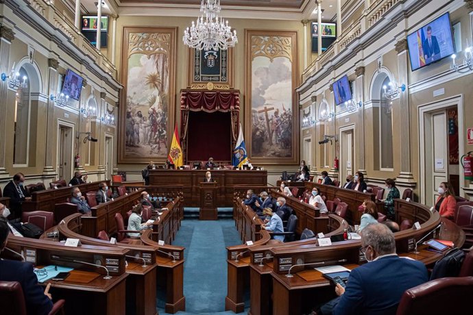 Archivo - Pleno del Parlamento de Canarias