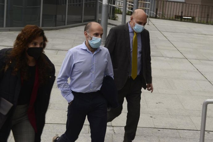 (I-D) La abogada del alcalde de Ourense, Victoria Álvarez; el alcalde de Ourense, Gonzalo Pérez Jácome; y el teniente de alcalde Armando Ojea, a su llegada al Juzgado de instrucción número 2 de Ourense para declarar por supuesta malversación de caudales