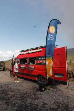 Archivo - Voluntarias de World Central Kitchen, la ONG del chef José Andrés, reparten comida entre los trabajadores y voluntarios que asisten a los afectados por el volcán de Cumbre Vieja, en La Palma, a 26 de septiembre de 2021. La ONG del célebre chef