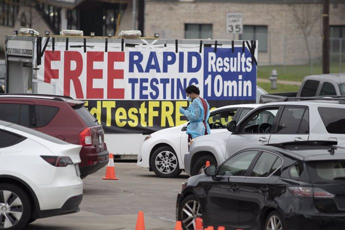 26 December 2021, US, Austin: A medic works at a mobile private Coronavirus (Covid-19) testing site during the Christmas holidays. Photo: Bob Daemmrich/ZUMA Press Wire/dpa