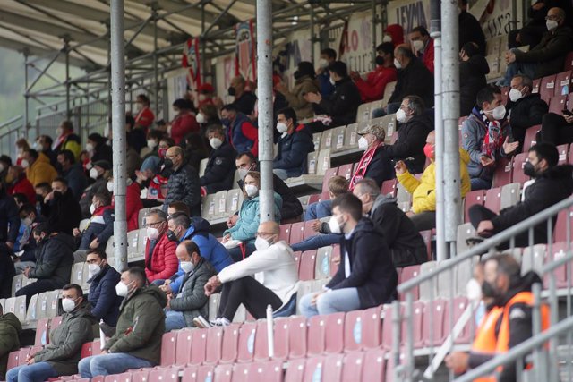 Archivo - Varios aficionados, en las gradas del estadio Ángel Carro, durante un partido de Segunda División entre el Club Deportivo Lugo y el Mirandés, a 15 de mayo de 2021, en Lugo, Galicia (España). Este es uno de los primeros partidos de fútbol celebra