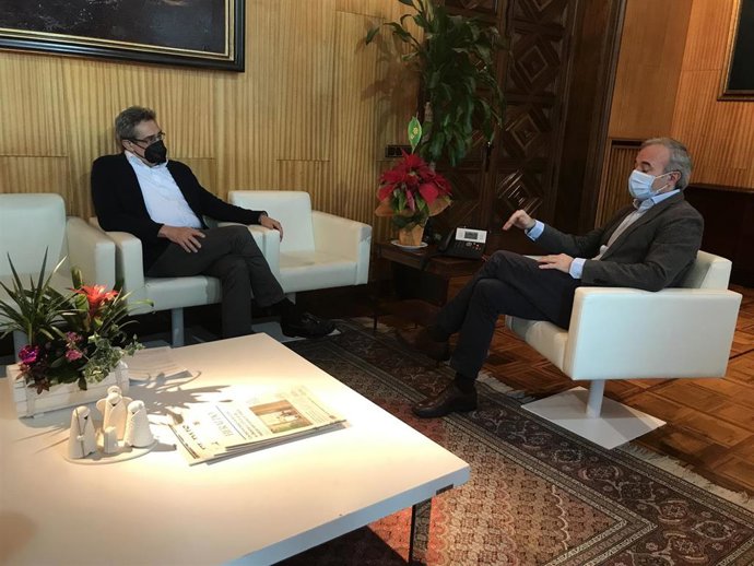 El portavoz del grupo municipal de VOX en el Ayuntamiento de Zaragoza, Julio Calvo, y el alcalde de Zaragoza, Jorge Azcón