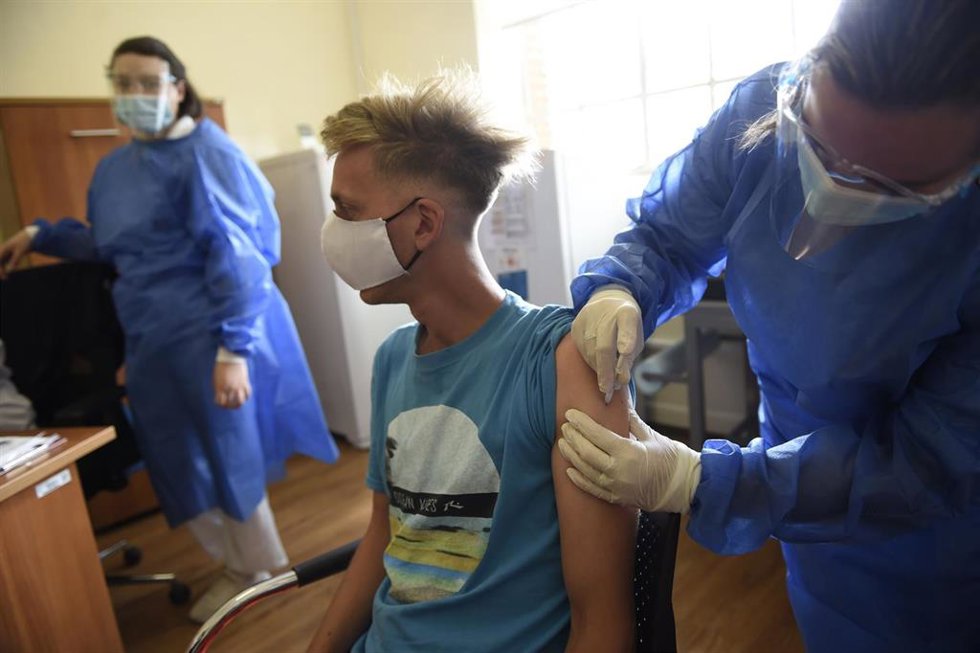 Archivo - Vacunación contra el coronavirus en Uruguay.