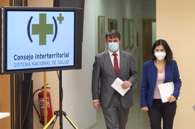 La ministra de Sanidad, Carolina Darias (d) y el director del Instituto de Salud Carlos III, Cristóbal Belda, antes de comparecer ante los medios tras la reunión del Consejo Interterritorial del Sistema Nacional de Salud, en el Ministerio de Sanidad