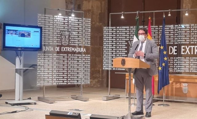 El vicepresidente segundo de la Junta de Extremadura y consejero de Sanidad y Servicios Sociales, José María Vergeles, en rueda de prensa