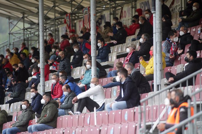 Archivo - Varios aficionados, en las gradas del estadio Ángel Carro, durante un partido de Segunda División entre el Club Deportivo Lugo y el Mirandés, a 15 de mayo de 2021, en Lugo, Galicia (España). Este es uno de los primeros partidos de fútbol celeb