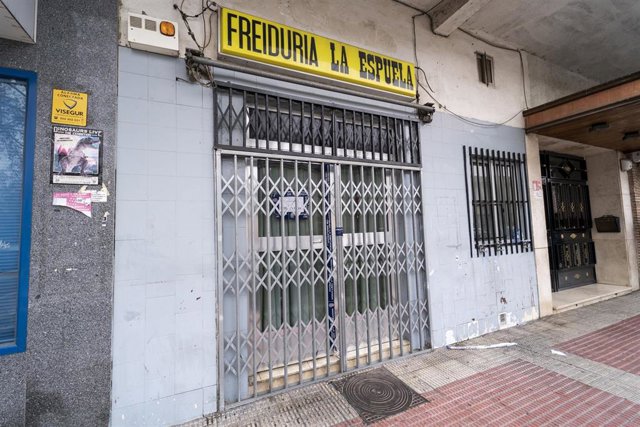 Fachada del bar Freiduría La Espuela, donde ayer, 28 de diciembre fueron encontrados dos cadáveres, a 28 de diciembre de 2021, en Parla, Madrid (España). 