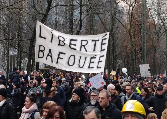 Protestas contra el pasaporte sanitario en Bruselas, Bélgica.