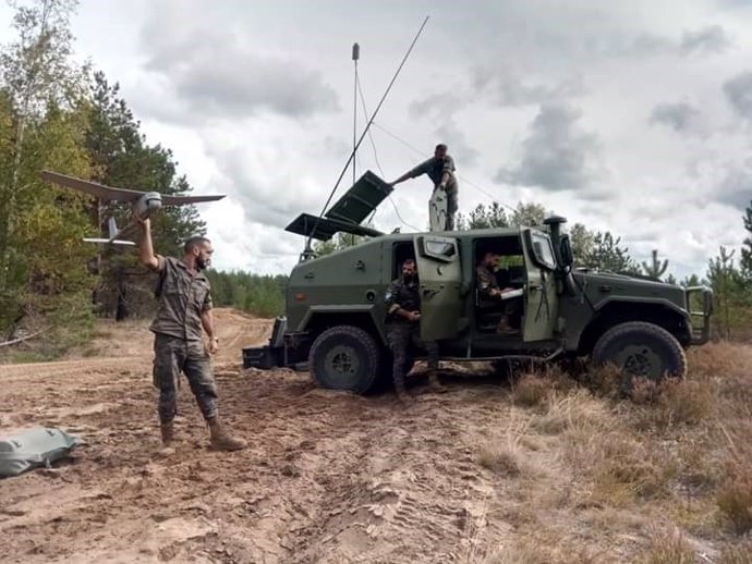 Archivo - Un militar de la Brigada Extremadura XI desplegado en Letonia con un dron 'Raven'
