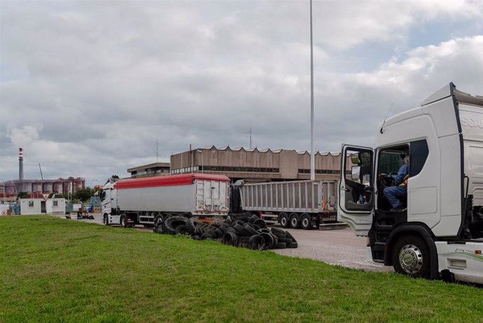 Varios camiones y neumáticos en las inmediaciones de la fábrica de Alcoa en San Cibrao, un día después de que los trabajadores alcanzaran un acuerdo con la empresa, a 29 de diciembre de 2021, en San Cibrao, Cervo, Lugo, Galicia (España). Los trabajadore