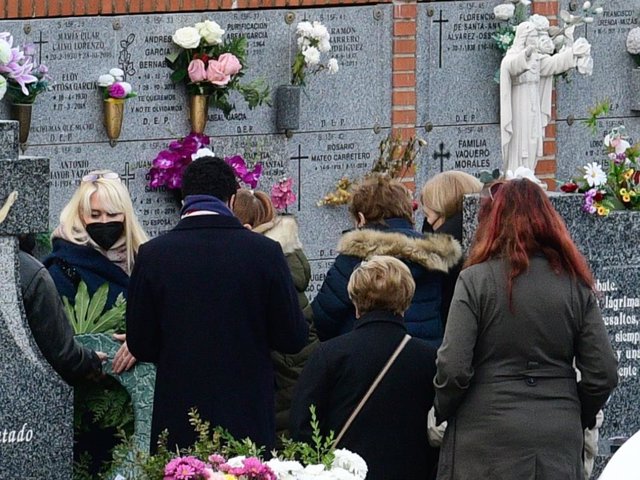 Las cenizas de Carlos Marín han recibido sepultura en una íntima ceremonia en el cementerio de La Almudenae