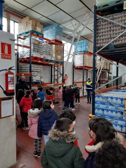 Colegio Milenario de la Lengua visita el Banco de Alimentos