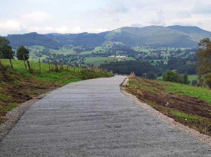 Archivo - Camino rural que conecta Fresnedo y Campo La Cruz