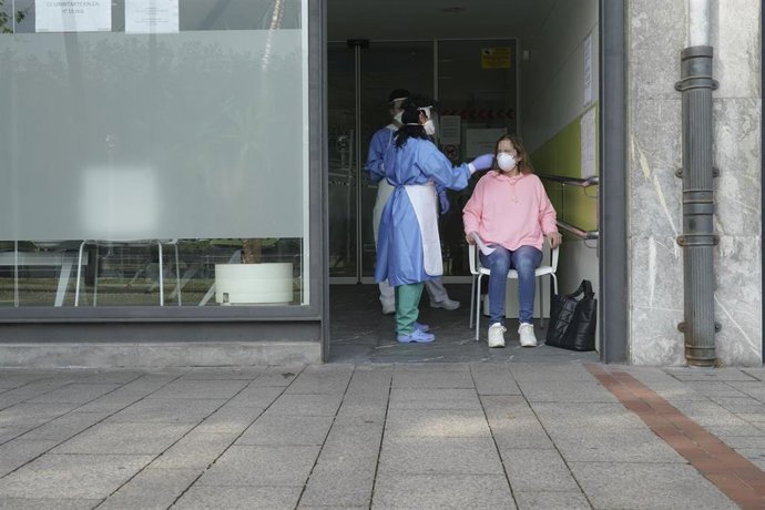 Archivo - Dos sanitarios protegidos con guantes, mascarillas y pantallas protectoras, en Bilbao/Bizkaia/Euskadi (España) a 14 de abril de 2020.