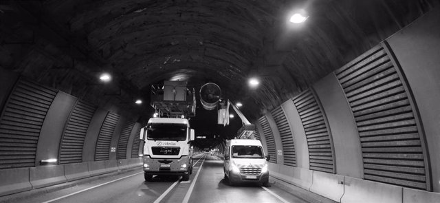 Colocación de los últimos ventiladores en los túneles Belate y Almandoz para completar el nuevo sistema de ventilación.