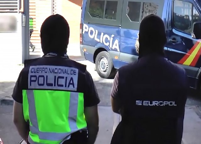 Agentes durante la detención