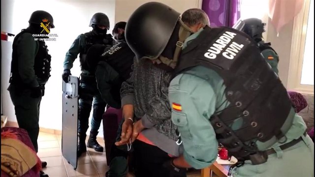 Agentes de la Guardia Civil durante la detención de los miembros de una red que introducía hachís en Tenerife desde África