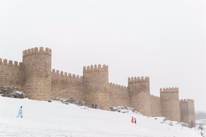 EP- Selección fotos 2021: Nieve en las murallas de Ávila tras el paso de la borrasca Filomena, Castilla y León (España), a 8 de enero de 2020.