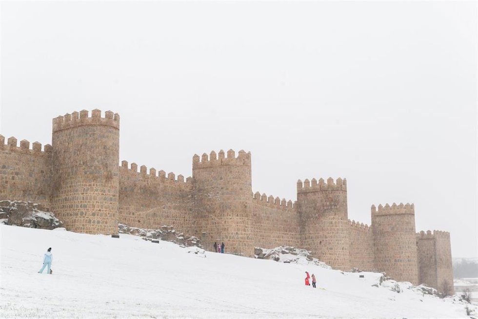 EP- Selección fotos 2021: Nieve en las murallas de Ávila tras el paso de la borrasca Filomena, Castilla y León (España), a 8 de enero de 2020.