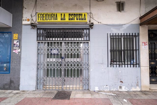 Fachada del bar Freiduría La Espuela, donde ayer, 28 de diciembre fueron encontrados dos cadáveres, a 28 de diciembre de 2021, en Parla, Madrid