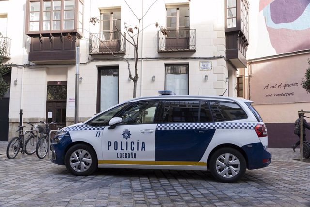 Archivo - Un coche de la Policía Local de Logroño 