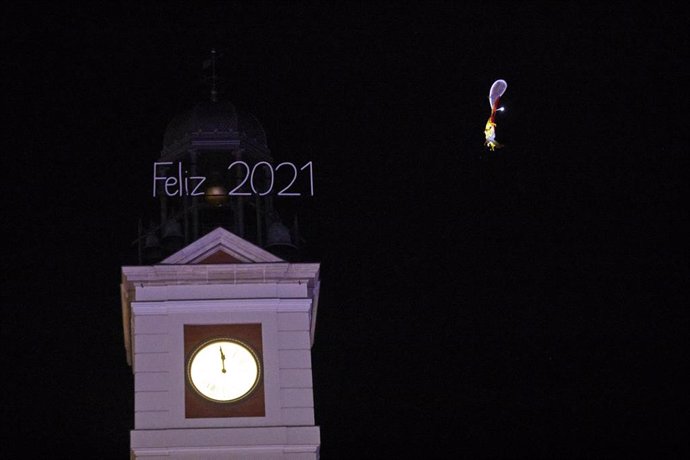 Archivo - Un dron sobrevuela la Puerta del Sol durante las campanadas de Nochevieja, en Madrid (España) a 31 de diciembre de 2020. Esta Nochevieja un dron logró colarse en la Puerta del Sol y burlar la seguridad del perímetro y pudo verse durante la emi
