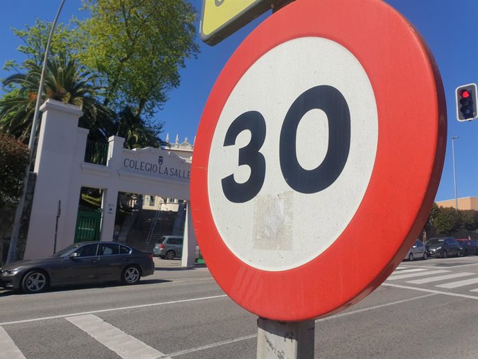 Archivo - Señal de tráfico de 30 kilómetros por hora