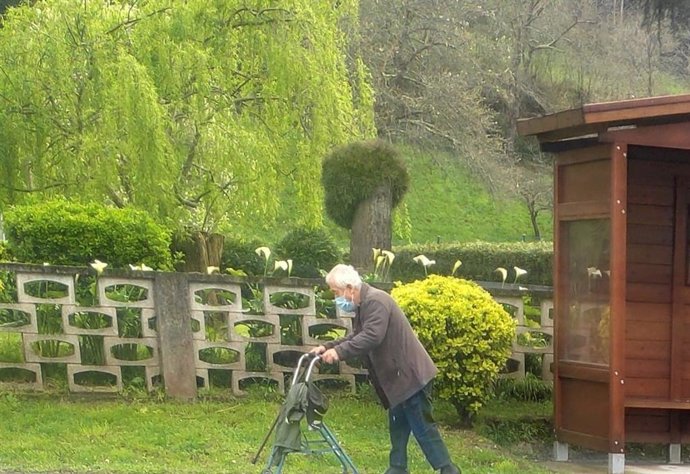 Archivo - Usuario en una residencia de personas mayores