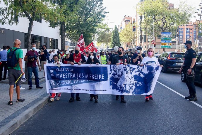 Archivo - Varias personas sostienen una pancarta en la que figura una placa para la Calle Maestra Justa Freire en una manifestación para que su nombre vuelva a la que hoy es la calle General Millán Astray 