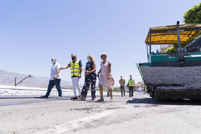 Archivo - Ángel Escobar visita obras de carretera en Gádor junto a la alcaldesa del municipio Lourdes Ramos