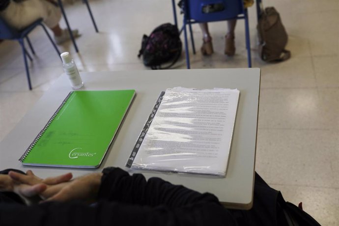 Archivo - Cuadernos en una mesa de un aula del Colegio Alameda de Osuna.