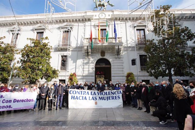 Minuto de silencio en Granada por el asesinato de este viernes de una mujer.