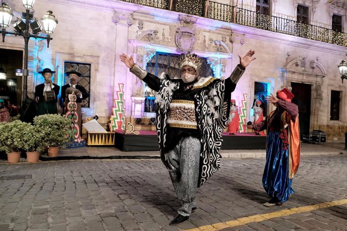 Archivo - Los Reyes Magos saludan durante la cabalgata en Palma. 