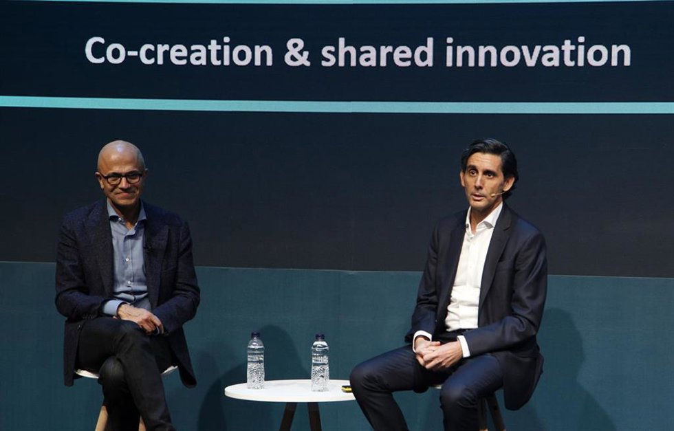 Archivo - El consejero delegado de Microsoft, Satya Nadella, y el presidente ejecutivo de Telefónica, José María Álvarez-Pallete, en su intervención en el Mobile World Congress (MWC) de Barcelona.
