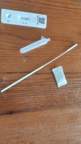 Archivo - Test de antígenos contra la COVID-19, de los que se venden en farmacias