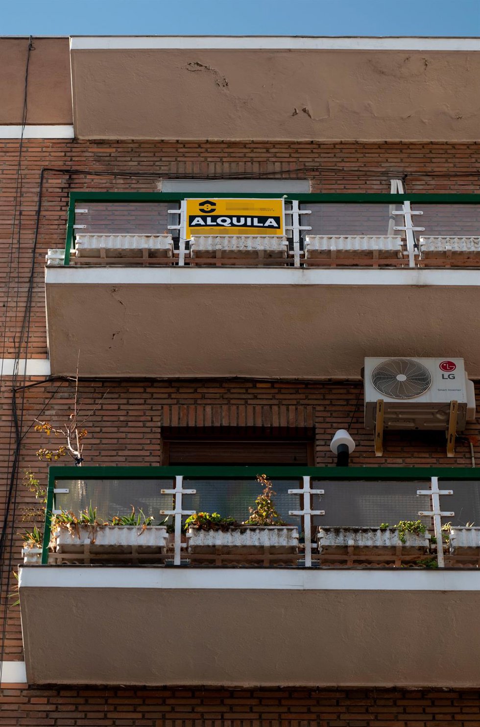 Archivo - Cartel de alquiler en un edificio de la capital, a 27 de octubre de 2021, en Madrid, (España). E