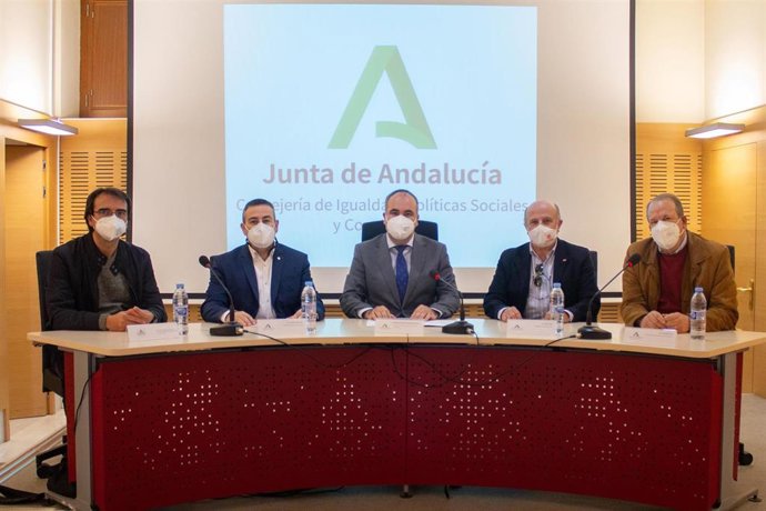 El delegado territorial Rafael Pasamontes, junto a las entidades beneficiadas de las ayudas