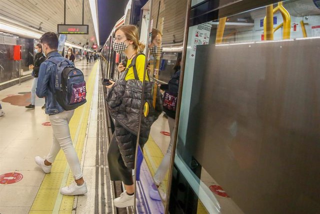 Archivo - Varios personas salen de un vagón de un tren en la Estación de Metro de Ciudad Universitaria durante el primer día laborable con restricciones de movilidad en toda la capital de Madrid (España), a 5 de octubre de 2020. 