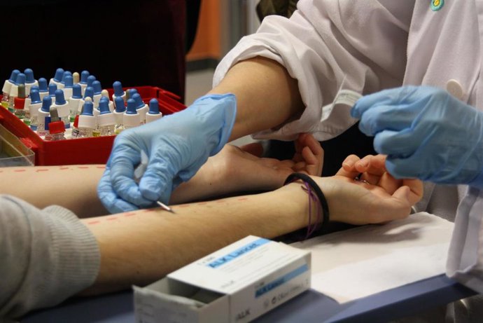 Archivo - Prueba alergia, primavera, pinchazo.