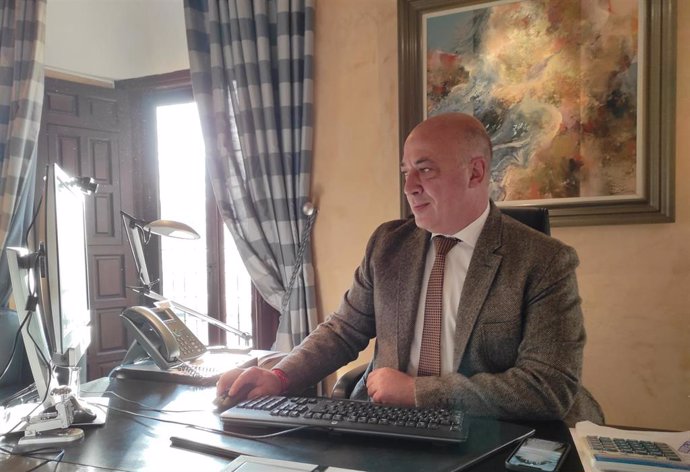 El presidente de la Diputación de Córdoba, Antonio Ruiz, trabajando en su despacho del Palacio de la Merced.