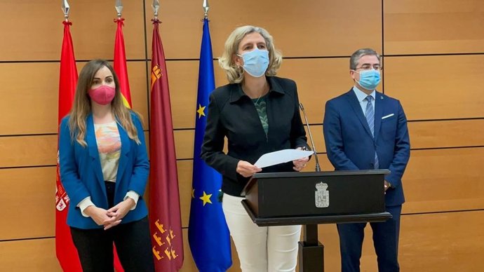 La portavoz del Grupo Municipal Popular, Rebeca Pérez, la concejal Mercedes Bernabé y el concejal Jesús Pacheco, en la rueda de prensa