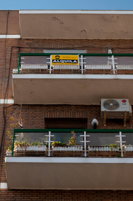 Archivo - Arxiu - Cartell d'un pis de lloguer en un edifici 
