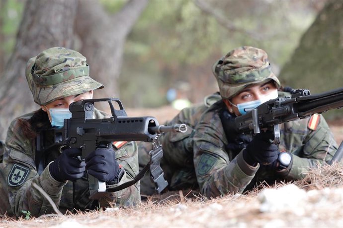 Archivo - Militares realizan maniobras en la Academia General Militar, a 26 de noviembre de 2021, en Zaragoza, Aragón, (España). La ministra de Defensa ha visitado la academia, donde ha conocido rutinas de los alumnos del centro.