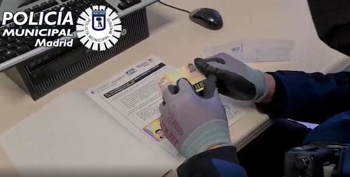 Archivo - Agentes de Hortaleza detienen a un individuo por un delito de falsedad documental