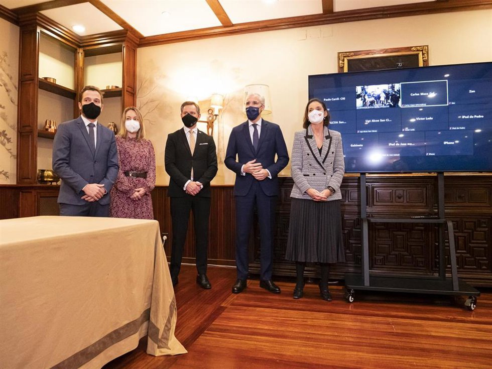 La ministra de Industria, Comercio y Turismo, Reyes Maroto (d), posa en una fotografía en el acto de firma del acuerdo en Santiago entre Alcoa y los sindicatos de la fábrica de Cervo (Lugo), a 30 de diciembre de 2021, en Santiago de Compostela, A Coruña