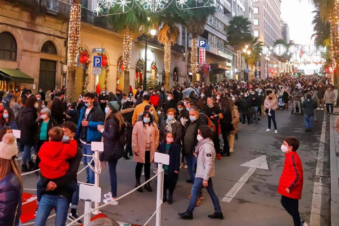 Un grupo de personas pasea por las calles tras varios días de lluvia, a 12 de diciembre de 2021, en Vigo, Galicia (España).