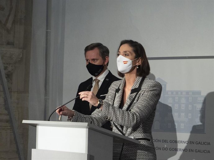 La ministra de Industria, Comercio y Turismo, Reyes Maroto, interviene en el acto de firma del acuerdo en Santiago entre Alcoa y los sindicatos de la fábrica de Cervo (Lugo), a 30 de diciembre de 2021, en Santiago de Compostela, A Coruña, Galicia, (Espa