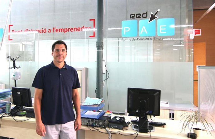 Archivo - El regidor de Promoción Económica y Empleo, Rodrigo Romero, en el Punto de Atención al Emprendedor de PalmaActiva. 